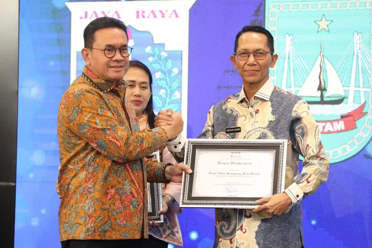 Wali Kota Batam Amsakar Achmad saat menerima penghargaan dari Menteri Perdagangan RI, Budi Santoso, Predikat Pasar Tertib Ukur 2025, di Auditorium Utama Kemendag, Jakarta, Kamis (27/11/2025). Matapedia6.com/Diskominfo