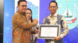 Wali Kota Batam Amsakar Achmad saat menerima penghargaan dari Menteri Perdagangan RI, Budi Santoso, Predikat Pasar Tertib Ukur 2025, di Auditorium Utama Kemendag, Jakarta, Kamis (27/11/2025). Matapedia6.com/Diskominfo