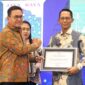 Wali Kota Batam Amsakar Achmad saat menerima penghargaan dari Menteri Perdagangan RI, Budi Santoso, Predikat Pasar Tertib Ukur 2025, di Auditorium Utama Kemendag, Jakarta, Kamis (27/11/2025). Matapedia6.com/Diskominfo