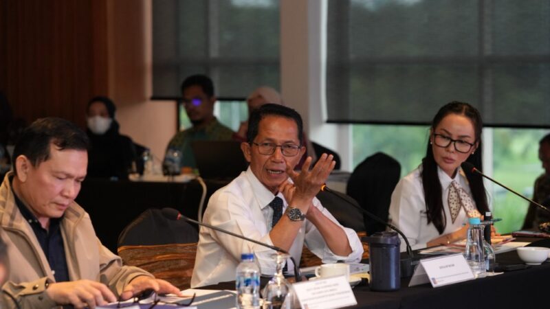 Kepala BP Batam Amsakar Achmad dan Wakil Kepala BP Batam Li Claudia dan Sekretaris Kemenko Perekonomian Susiwijono Moegiarso. Foto:Istimewa