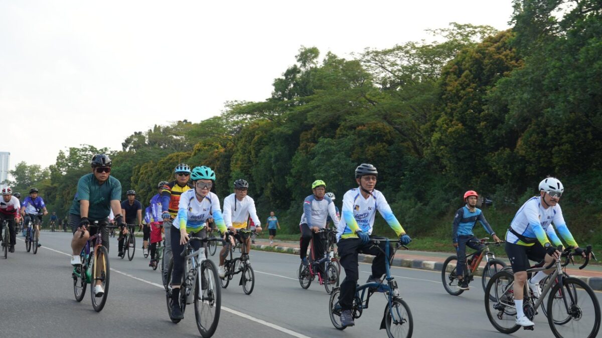 Wakil Wali Kota Batam Li Claudia Chandra bersepeda, Minggu (2/11/2025). Foto:Humas BP Batam