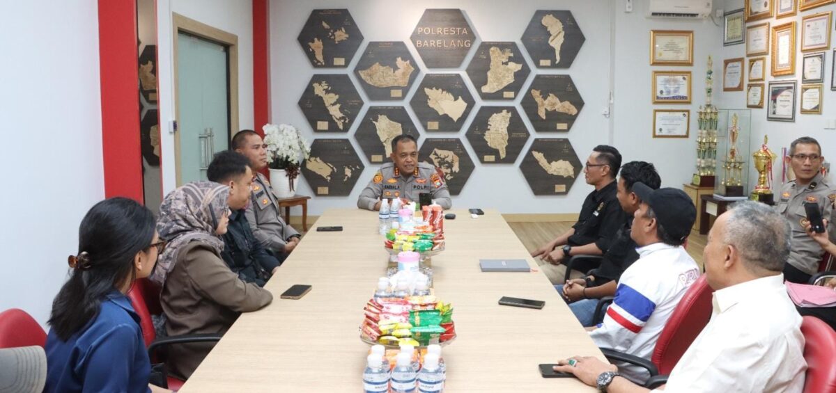 Kapolresta Barelang Kombes Pol Zaenal Arifin bersama Ketua PWI Jon Kafi bersama jajaran saat silaturahmi, Senin (3/11/2025). Foto:Istimewa