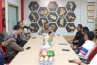 Kapolresta Barelang Kombes Pol Zaenal Arifin bersama Ketua PWI Jon Kafi bersama jajaran saat silaturahmi, Senin (3/11/2025). Foto:Istimewa