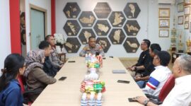 Kapolresta Barelang Kombes Pol Zaenal Arifin bersama Ketua PWI Jon Kafi bersama jajaran saat silaturahmi, Senin (3/11/2025). Foto:Istimewa