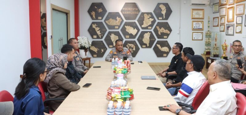 Kapolresta Barelang Kombes Pol Zaenal Arifin bersama Ketua PWI Jon Kafi bersama jajaran saat silaturahmi, Senin (3/11/2025). Foto:Istimewa
