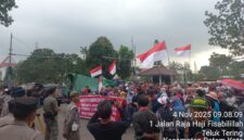 Warga Perumahan Genta I, Kecamatan Batu Aji, Kota Batam, saat gelar aksi unjuk rasa di depan Kantor Wali Kota Batam, Selasa (4/11/2025). Matapedia6.com/Dok Polresta