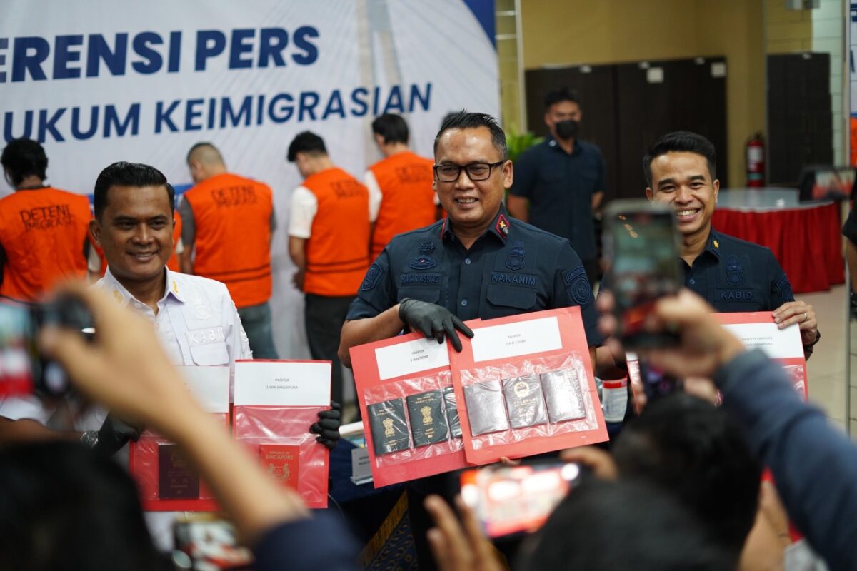 Kepala Kantor Imigrasi Batam, Hajar Aswad saat menunjukkan barang bukti dalam konferensi pers, Selasa (4/11/2025). Foto:Ist