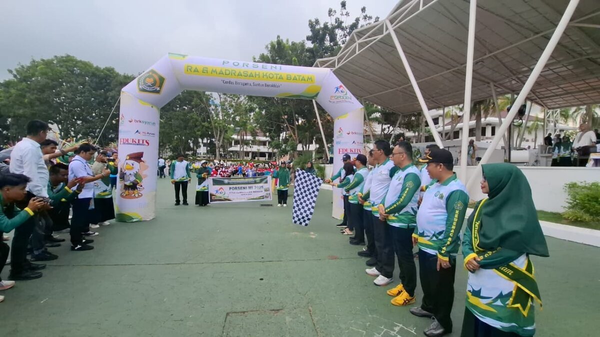 Wali Kota Batam Amsakar dan Kemenag Batam Budi buka Porseni Madrasah, Selasa (4/11/2025). Foto:ist/matapedia