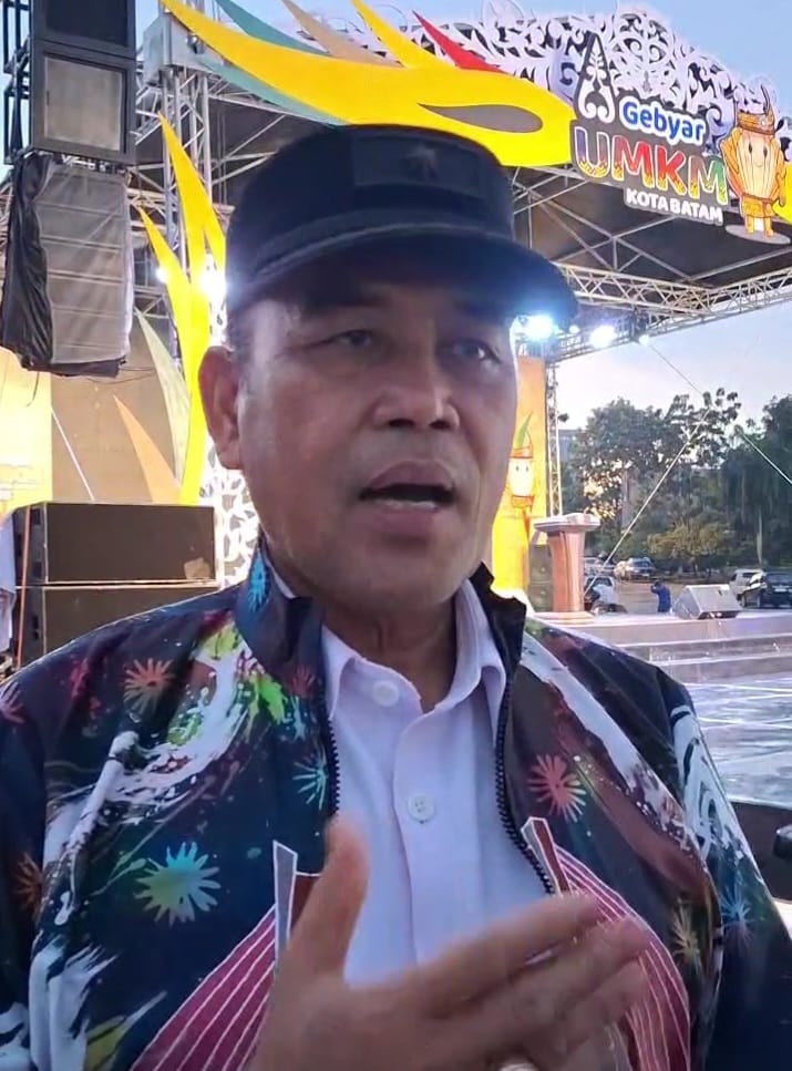 Kepala Dinas Koperasi dan UMKM Salim saat memberikan keterangan disela kegiatan gebyar UMKM di alun-alun Engku Putri Batam Centre, Rabu (4/11/2025). Matapedia6.com/Luci