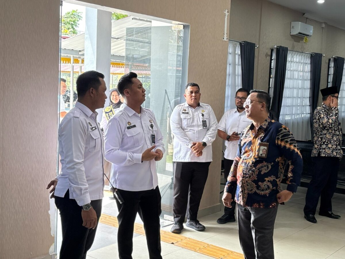 Karutan Batam Fajar dengan KPR Aji bersama Ombudsman Kepri. Foto:dok/Rutan
