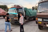 Kapolresta Barelang Kombes Pol Zaenal Arifin saat melakukan penggerebekan gudang Balpres di Daerah Tanjunguncang, Sabtu (8/11/2025). Matapedia 6.com/Dok Polresta