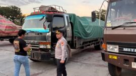 Kapolresta Barelang Kombes Pol Zaenal Arifin saat melakukan penggerebekan gudang Balpres di Daerah Tanjunguncang, Sabtu (8/11/2025). Matapedia 6.com/Dok Polresta