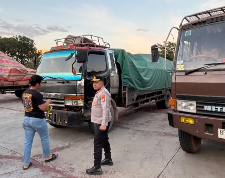 Kapolresta Barelang Kombes Pol Zaenal Arifin saat melakukan penggerebekan gudang Balpres di Daerah Tanjunguncang, Sabtu (8/11/2025). Matapedia 6.com/Dok Polresta