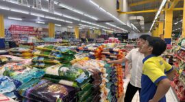 Anggota satreskrim Polresta Barelang saat melakukan pengecekan harga beras di salah satu supermarket di daerah Bengkong kota, Batam, Senin (10/11/2025). Matapedia6.com/Dok Satreskrim Polresta Barelang