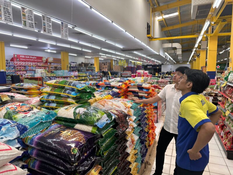 Anggota satreskrim Polresta Barelang saat melakukan pengecekan harga beras di salah satu supermarket di daerah Bengkong kota, Batam, Senin (10/11/2025). Matapedia6.com/Dok Satreskrim Polresta Barelang