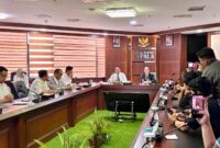 Kepala BP Batam Amsakar Achmad dan Wakil Kepala BP Batam Li Claudia Chandra saat konferensi pers di kantor BP Batam, Senin (10/11/2025). Foto:DN/matapedia