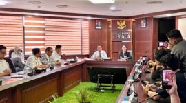 Kepala BP Batam Amsakar Achmad dan Wakil Kepala BP Batam Li Claudia Chandra saat konferensi pers di kantor BP Batam, Senin (10/11/2025). Foto:DN/matapedia