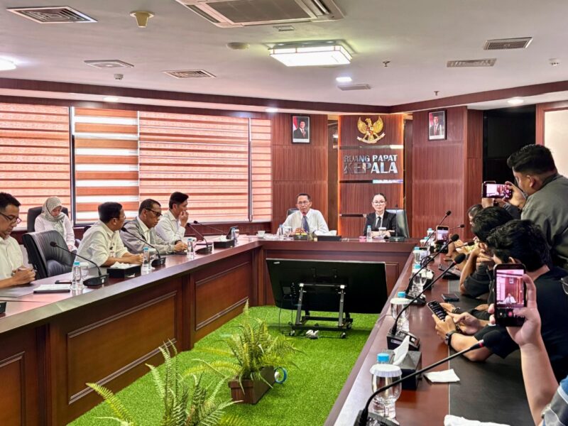 Kepala BP Batam Amsakar Achmad dan Wakil Kepala BP Batam Li Claudia Chandra saat konferensi pers di kantor BP Batam, Senin (10/11/2025). Foto:DN/matapedia