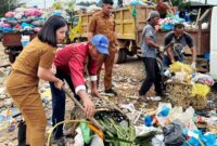 Pelaksana Tugas (Plt) Lurah Duriangkang, Gabriella Panjaitan, S.STP saat membersihkan sampah di jembatan TPS Sakura, Senin (10/11/2025). Foto:Istimewa