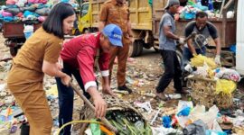 Pelaksana Tugas (Plt) Lurah Duriangkang, Gabriella Panjaitan, S.STP saat membersihkan sampah di jembatan TPS Sakura, Senin (10/11/2025). Foto:Istimewa
