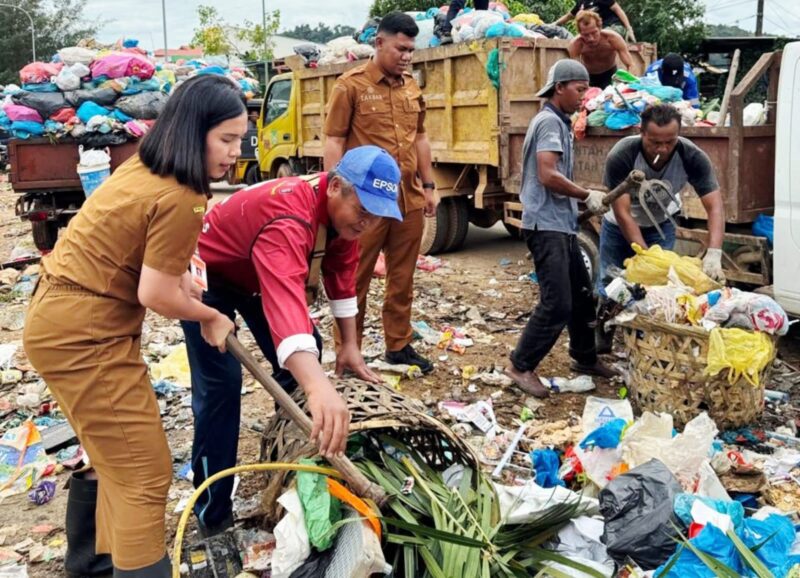 Pelaksana Tugas (Plt) Lurah Duriangkang, Gabriella Panjaitan, S.STP saat membersihkan sampah di jembatan TPS Sakura, Senin (10/11/2025). Foto:Istimewa