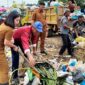 Pelaksana Tugas (Plt) Lurah Duriangkang, Gabriella Panjaitan, S.STP saat membersihkan sampah di jembatan TPS Sakura, Senin (10/11/2025). Foto:Istimewa