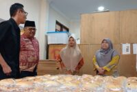 Ketua PWI Batam Khafi bersama Kepsek SMKN 2 Batam Refio saat berkunjung ke pabrik roti. Foto:Istimewa