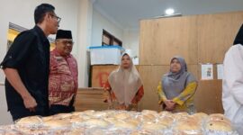Ketua PWI Batam Khafi bersama Kepsek SMKN 2 Batam Refio saat berkunjung ke pabrik roti. Foto:Istimewa