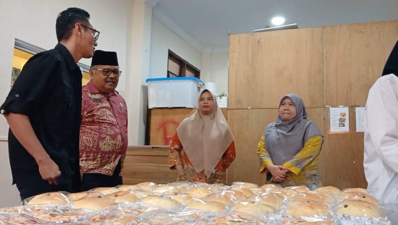 Ketua PWI Batam Khafi bersama Kepsek SMKN 2 Batam Refio saat berkunjung ke pabrik roti. Foto:Istimewa