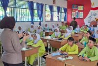 Anggota Sat Binmas Polresta Barelang Saat memberikan edukasi terhadap siswa siswi di SMP Negeri 25 Batam, Jumat (14/11/2025). Matepedia6.com/Dok Humas Polresta
