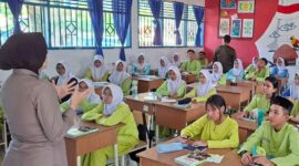 Anggota Sat Binmas Polresta Barelang Saat memberikan edukasi terhadap siswa siswi di SMP Negeri 25 Batam, Jumat (14/11/2025). Matepedia6.com/Dok Humas Polresta