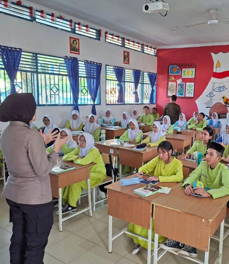 Anggota Sat Binmas Polresta Barelang Saat memberikan edukasi terhadap siswa siswi di SMP Negeri 25 Batam, Jumat (14/11/2025). Matepedia6.com/Dok Humas Polresta