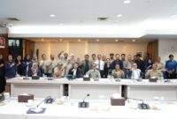 Kepada BP Batam Amsakar dan Wakil Kepala BP Batam Li Claudia bersama Tim Verifikator Perizinan. Foto:Humas BP 