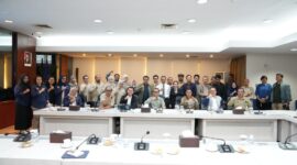 Kepada BP Batam Amsakar dan Wakil Kepala BP Batam Li Claudia bersama Tim Verifikator Perizinan. Foto:Humas BP 