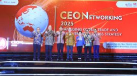 Ketua Dewan Komisioner OJK Mahendra Siregar dalam CEO Networking 2025 bertema ‘Managing Global Trade and Empowering Business Strategy’ di Jakarta, Selasa (18/11/2025). Foto:OJK Kepri