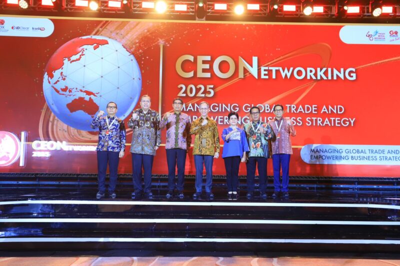 Ketua Dewan Komisioner OJK Mahendra Siregar dalam CEO Networking 2025 bertema ‘Managing Global Trade and Empowering Business Strategy’ di Jakarta, Selasa (18/11/2025). Foto:OJK Kepri