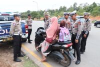 Tim Satgas Operasi Zebra Seligi 2025, saat melakukan razia sekaligus memberikan himbauan tertib lalu lintas kepada pengendara  di wilayah Kota Batam, Rabu (19/11/2025). Matapedia6.com/Dok Humas Polda