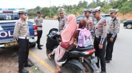 Tim Satgas Operasi Zebra Seligi 2025, saat melakukan razia sekaligus memberikan himbauan tertib lalu lintas kepada pengendara  di wilayah Kota Batam, Rabu (19/11/2025). Matapedia6.com/Dok Humas Polda