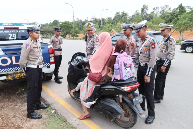 Tim Satgas Operasi Zebra Seligi 2025, saat melakukan razia sekaligus memberikan himbauan tertib lalu lintas kepada pengendara  di wilayah Kota Batam, Rabu (19/11/2025). Matapedia6.com/Dok Humas Polda