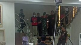 Empat tersangka kasus dugaan korupsi dana hibah penyelenggaraan Pilkada 2024 saat digiring dari di lantai dua Kantor Kejari Karimun, Rabu (19/11/2025). Matapedia6.com/Istimewa