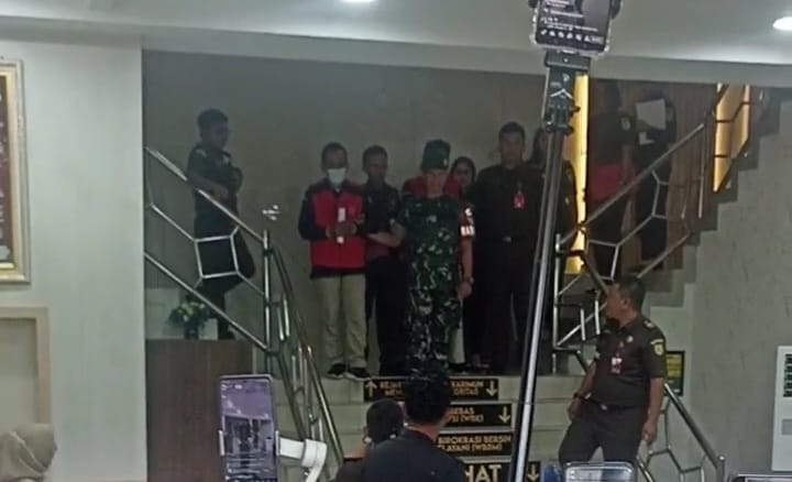 Empat tersangka kasus dugaan korupsi dana hibah penyelenggaraan Pilkada 2024 saat digiring dari di lantai dua Kantor Kejari Karimun, Rabu (19/11/2025). Matapedia6.com/Istimewa
