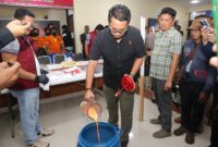 Wadirresnarkoba Polda Kepri, AKBP Achmad Suherlan saat membuang cairan ekstasi yang sudah diblender ke dalam tong, Kamis (20/11/2025). Matapedia6.com/Dok Humas Polda
