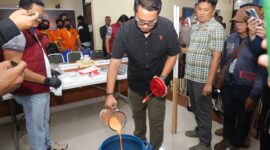 Wadirresnarkoba Polda Kepri, AKBP Achmad Suherlan saat membuang cairan ekstasi yang sudah diblender ke dalam tong, Kamis (20/11/2025). Matapedia6.com/Dok Humas Polda