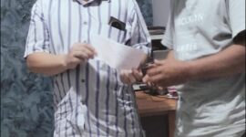 Pr dan GD saat bersalaman di Polsek Sagulung usai menandatangani surat perdamaiayan atas dugaan penggelapan tas berisi iPad yang dilaporkan korban ke Sagulung, Matapedia6.com/Istimewa