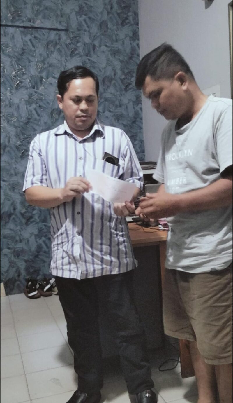 Pr dan GD saat bersalaman di Polsek Sagulung usai menandatangani surat perdamaiayan atas dugaan penggelapan tas berisi iPad yang dilaporkan korban ke Sagulung, Matapedia6.com/Istimewa