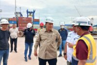 Komisi VII DPR RI Fraksi Gerindra, Bambang Haryo Soekartono (BHS) bersama KSOP Batam saat meninjau Pelabuhan Peti kemas di Batu Ampar, Jumat (21/11/2025). Foto:dok/PWI Batam