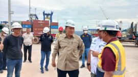 Komisi VII DPR RI Fraksi Gerindra, Bambang Haryo Soekartono (BHS) bersama KSOP Batam saat meninjau Pelabuhan Peti kemas di Batu Ampar, Jumat (21/11/2025). Foto:dok/PWI Batam