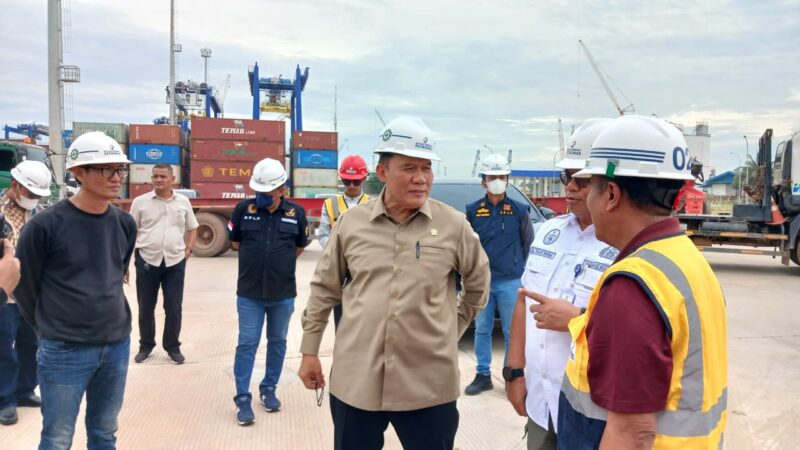 Komisi VII DPR RI Fraksi Gerindra, Bambang Haryo Soekartono (BHS) bersama KSOP Batam saat meninjau Pelabuhan Peti kemas di Batu Ampar, Jumat (21/11/2025). Foto:dok/PWI Batam
