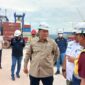 Komisi VII DPR RI Fraksi Gerindra, Bambang Haryo Soekartono (BHS) bersama KSOP Batam saat meninjau Pelabuhan Peti kemas di Batu Ampar, Jumat (21/11/2025). Foto:dok/PWI Batam