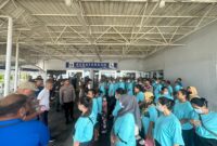 Kapolsek KKP saat memberikan pengarahan kepada para korban PMI Ilegal di salah satu pelabuhan Internasional di Batam, Senin (24/11/2025). Matapedia6.com/Dok Polsek KKP